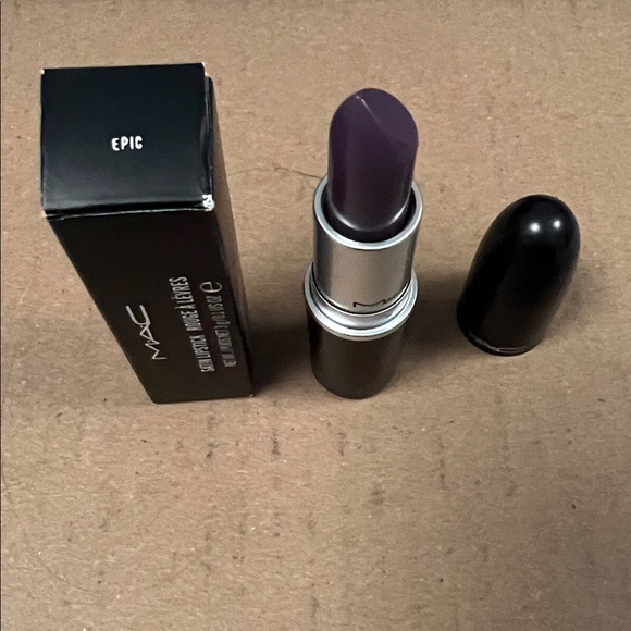 430. New In Box (NIB) - MAC 8-Piece Beauty Gift Set - Picture 15 of 16